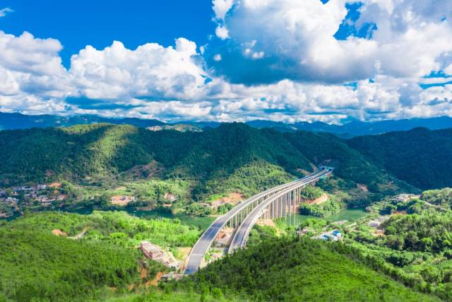 大潮高速清泉溪大橋。(張超然 攝) 大潮高速清泉溪大橋。(張超然 攝)