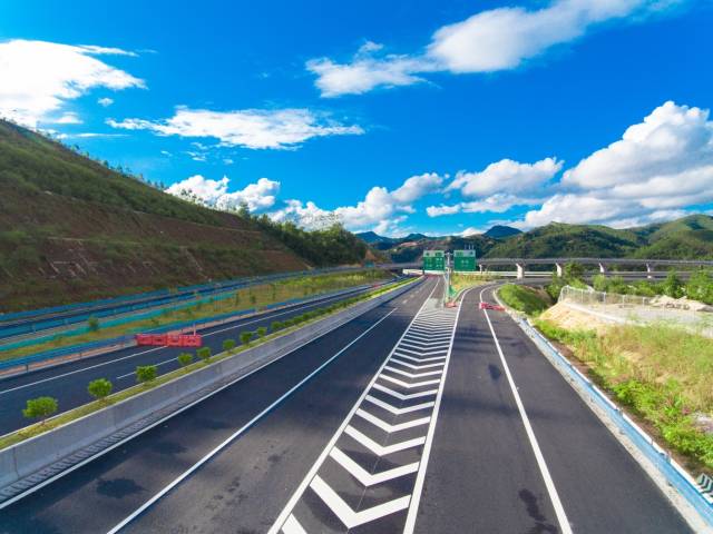 大潮高速路基工程已進入最後收尾階段。(張超然 攝) 大潮高速路基工程已進入最後收尾階段。(張超然 攝)