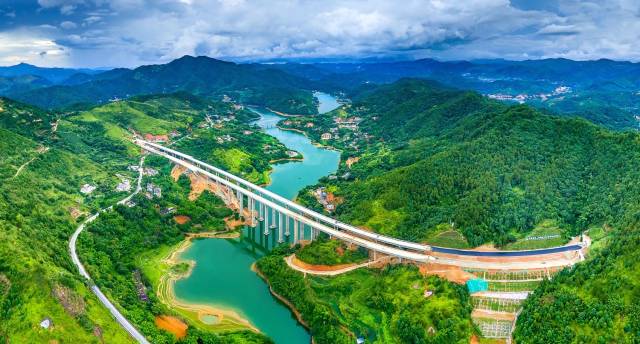 大潮高速清泉溪大橋。(張超然 攝) 大潮高速清泉溪大橋。(張超然 攝)