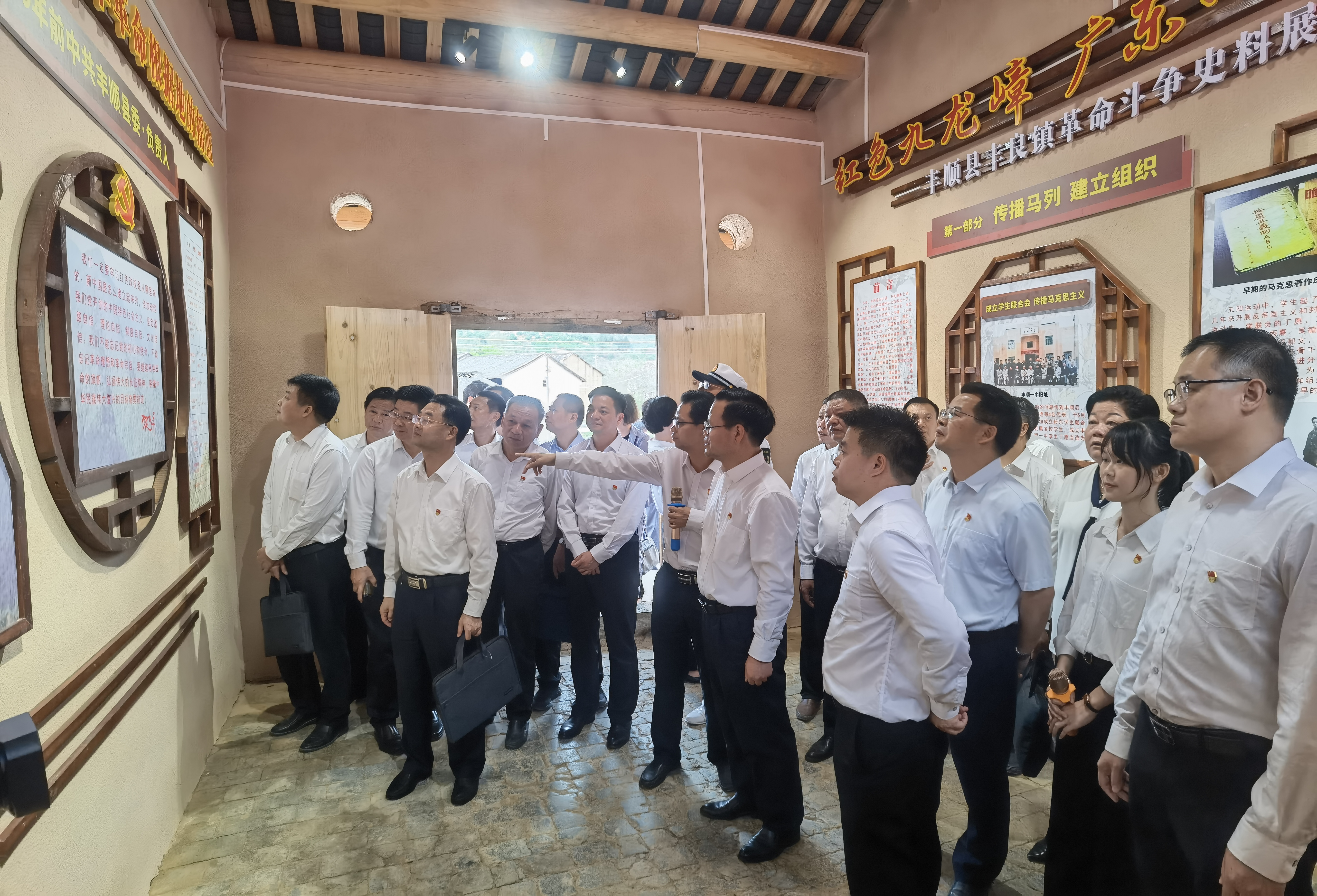 豐順縣辦主任盧勝文向縣領導講解革命史料展.jpg
