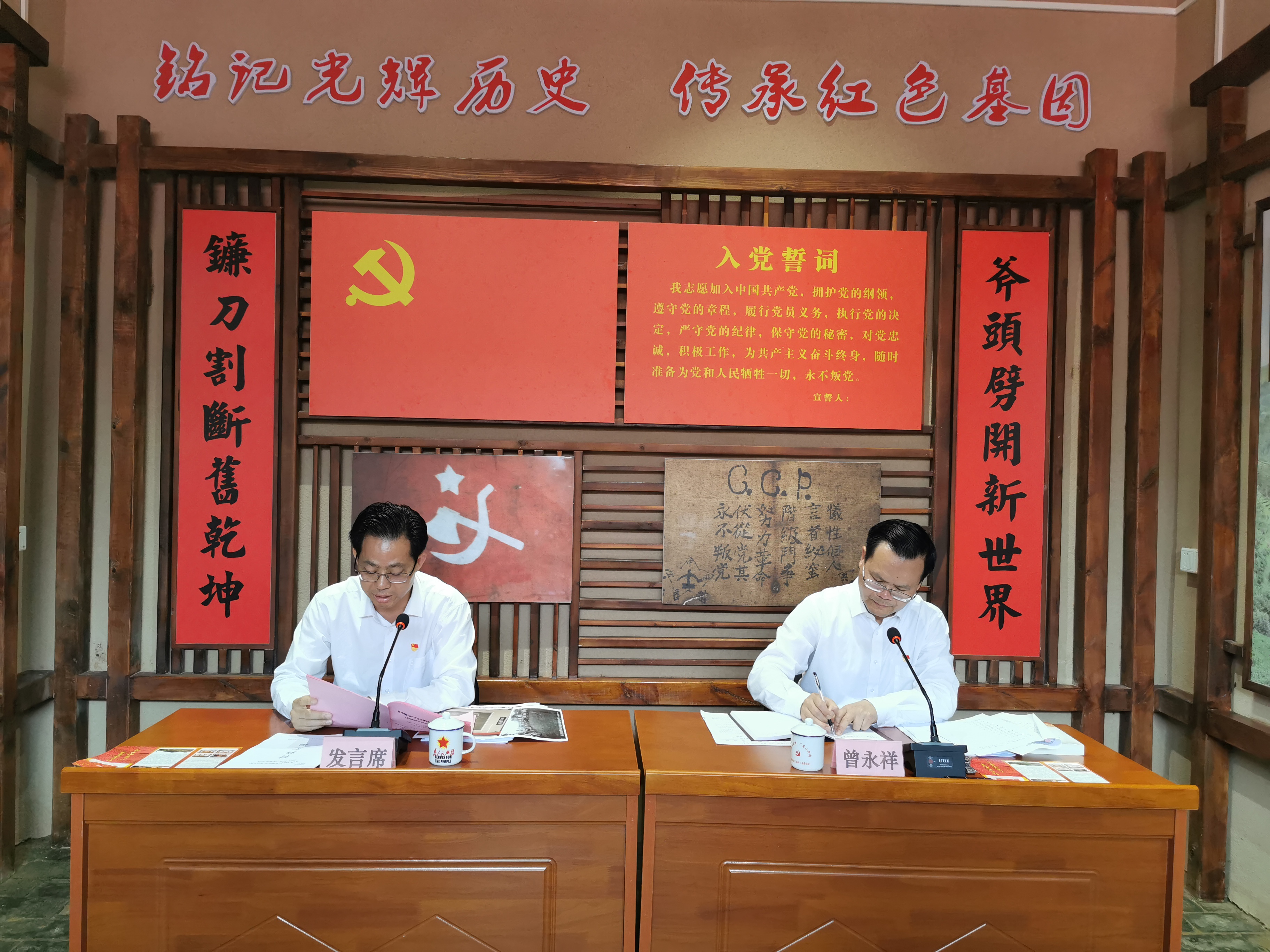 豐順縣史誌辦主任盧勝文(左一)授課.jpg