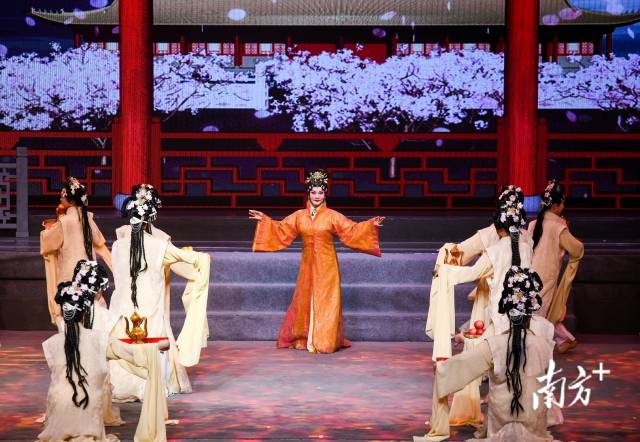 廣東漢劇成為凸顯客家特色的非遺符號。圖為國家一級演員、中國戲劇梅花獎“二度梅”獲得者李仙花表演《白門柳》選段。 南方+ 何森垚 拍攝 廣東漢劇成為凸顯客家特色的非遺符號。圖為國家一級演員、中國戲劇梅花獎“二度梅”獲得者李仙花表演《白門柳》選段。 南方+ 何森垚 拍攝