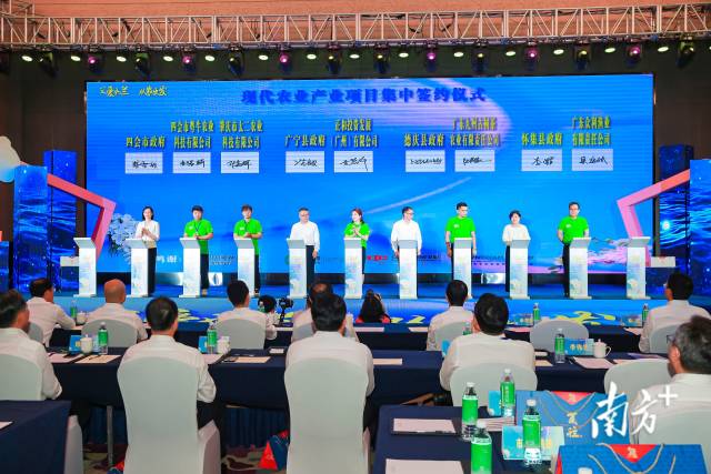 項目簽約。 項目簽約。