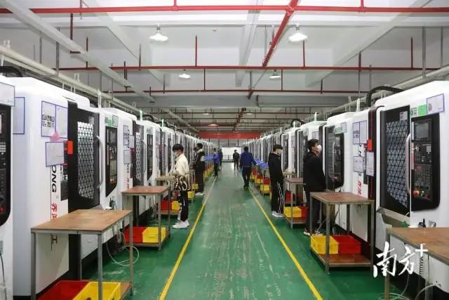 興寧市轉作風優服務,推動企業增資擴產、提質增效。圖為廣東熱導精密科技有限公司生產一線。劉海陽 攝 圖片