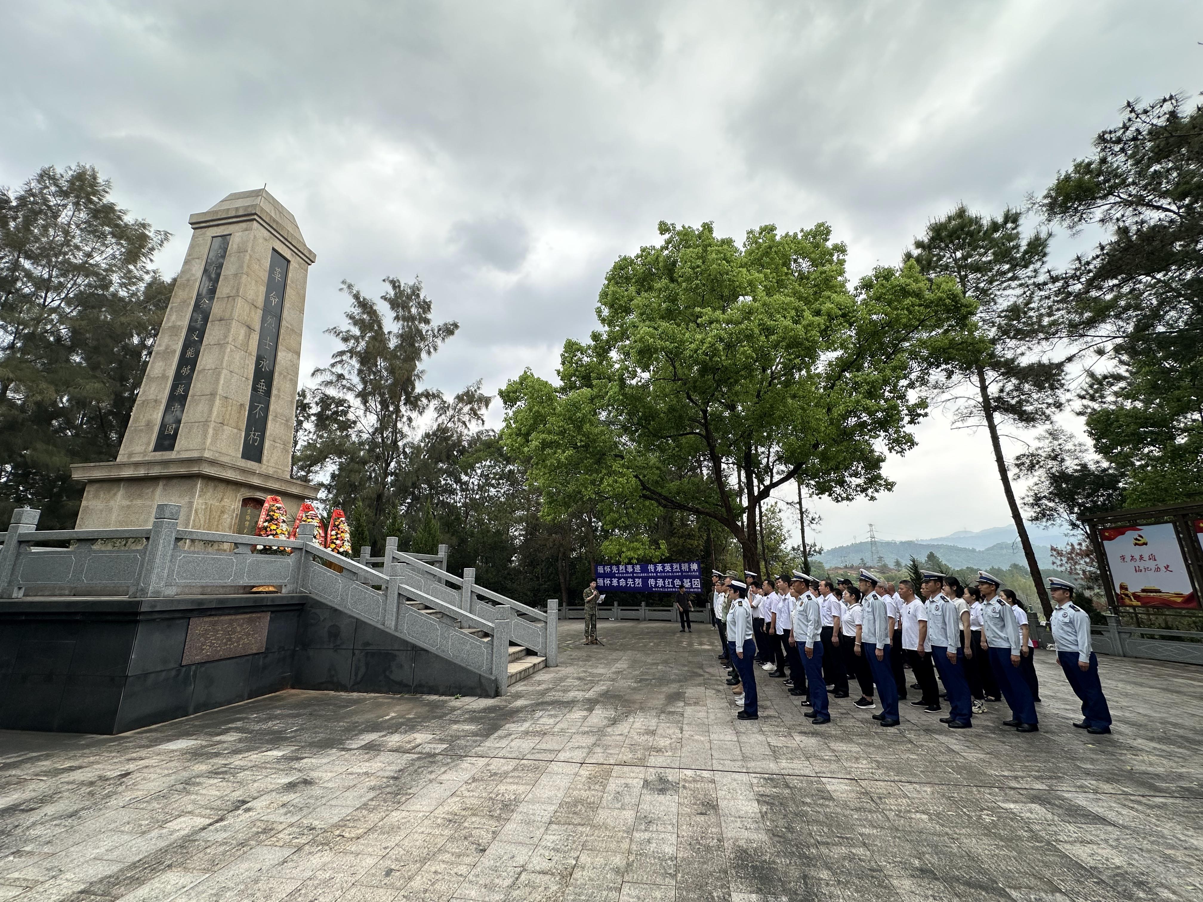 2024年4月2日 長沙革命烈士紀念園 梅江區退役軍人事務局 開展“緬懷先烈事跡 傳承英烈精神”清明節祭掃活動 (2).jpeg