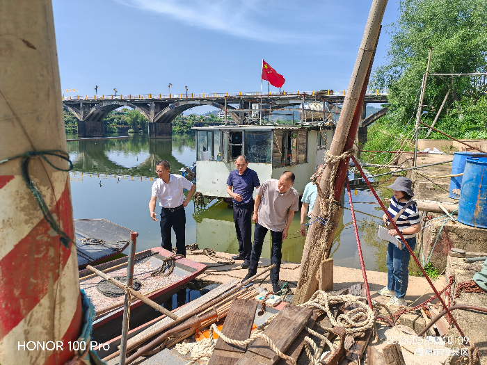 5月2日,市農業農村局到梅縣區丙村鎮錦江橋頭漁船停泊點開展檢查.png
