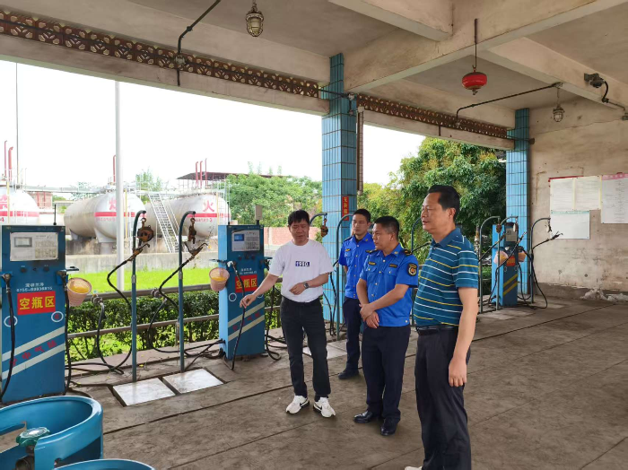 興寧市城市管理和綜合執法局到城鎮燃氣場所開展“五一”安全檢查工作。.png