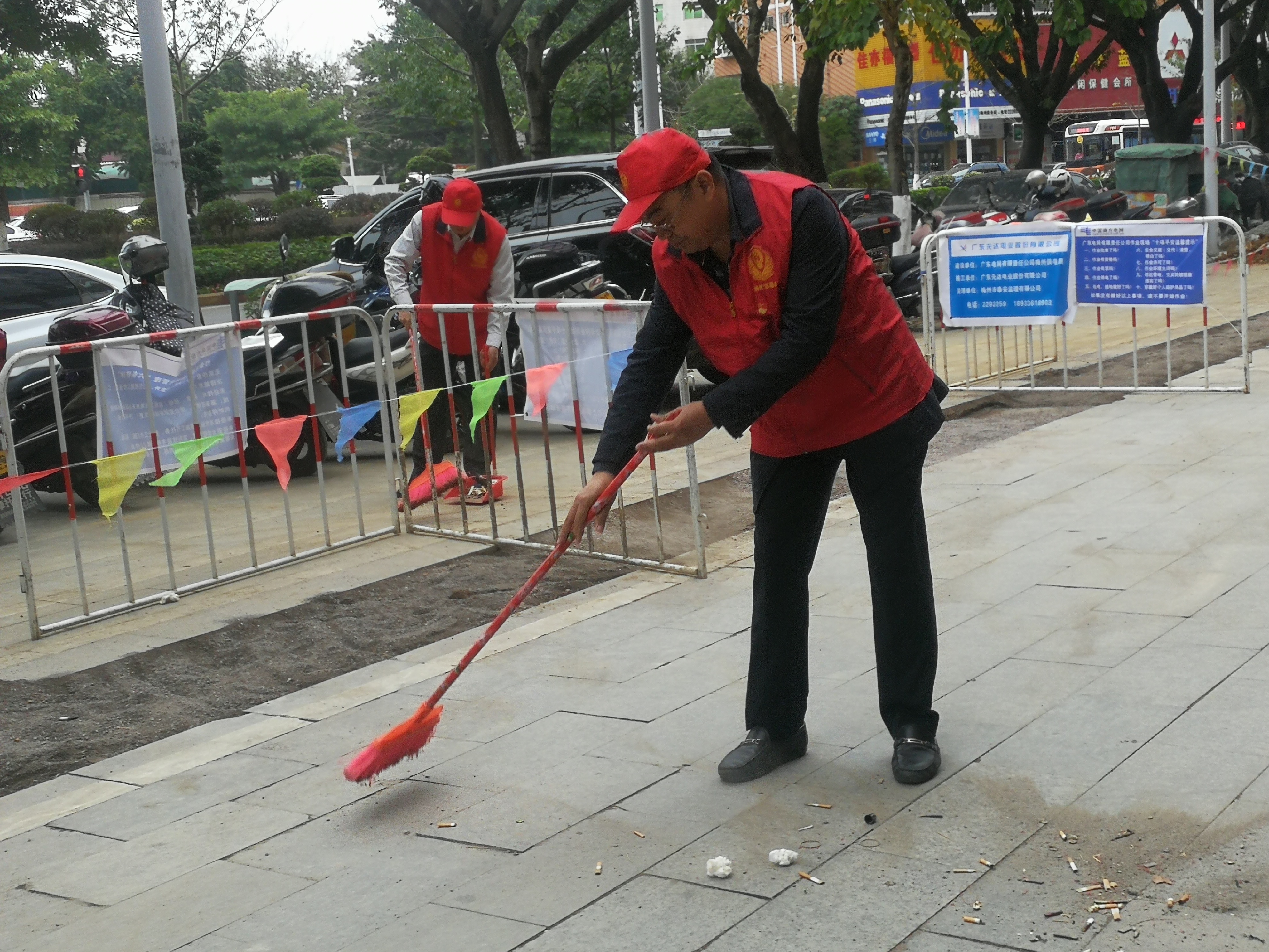 梅州市交通運輸局誌願者在華南大道開展“全民大掃除•美麗迎新年”誌願活動(八).jpg