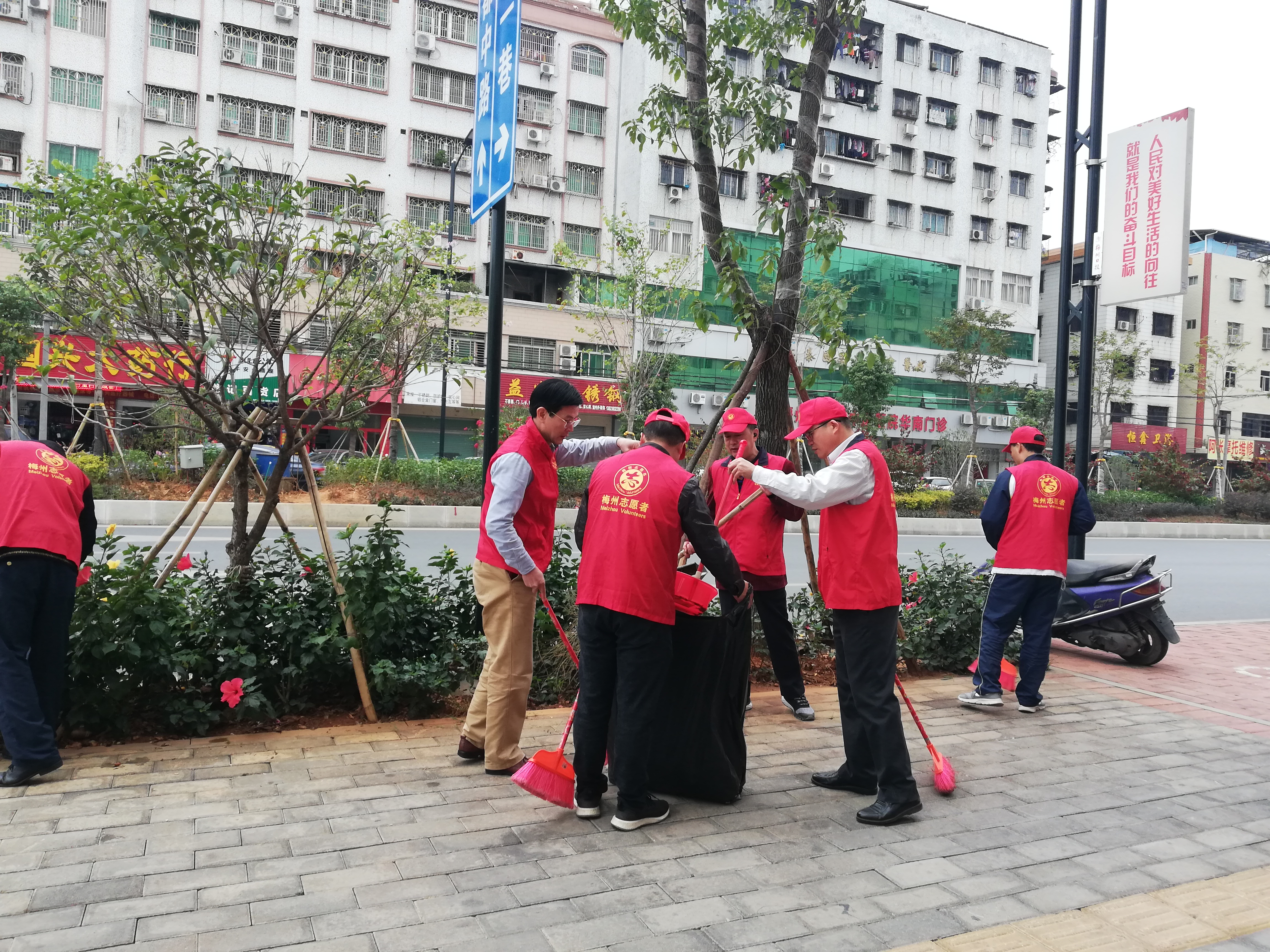 梅州市交通運輸局誌願者在華南大道開展“全民大掃除•美麗迎新年”誌願活動(一).jpg