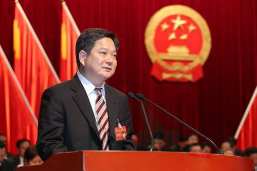 方利旭向大會作《政府工作報告》