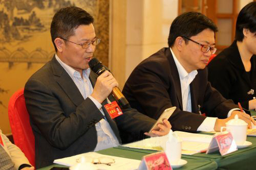 參加分組審議的人大代表用手機準備發言內容