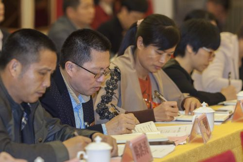 人大代表在分組討論中仔細記錄
