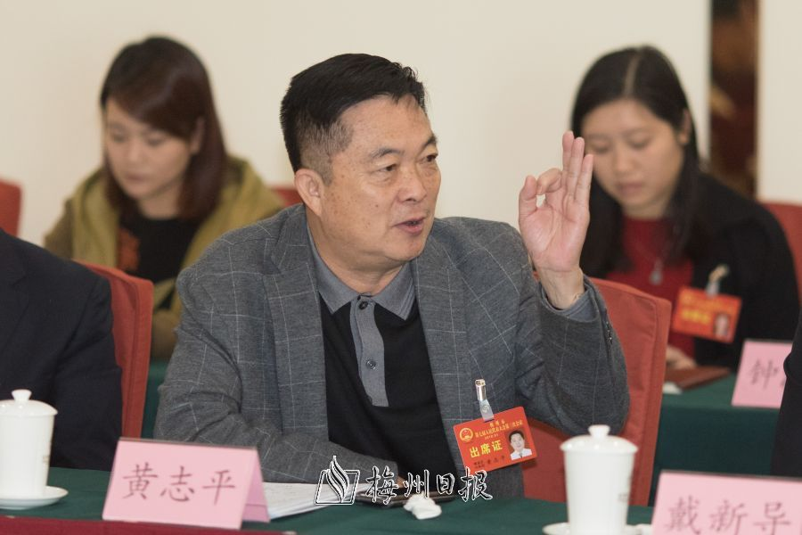 各代表團分組會議中，參會代表踴躍發言