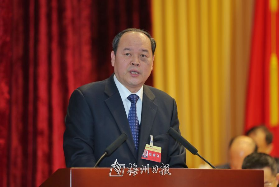 李忠良代表政協第七屆梅州市委員會常務委員會作提案工作情況的報告