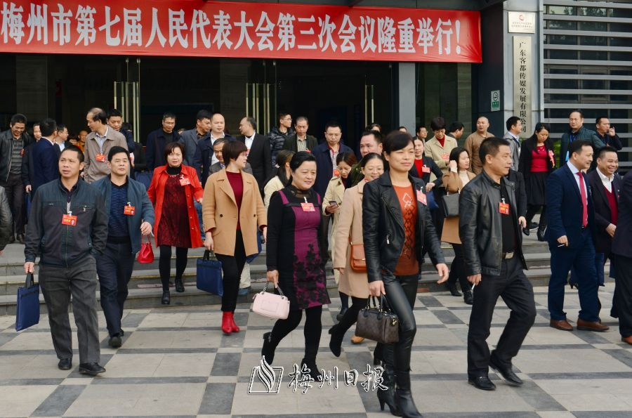 會議閉幕後，代表們滿懷信心步出會場