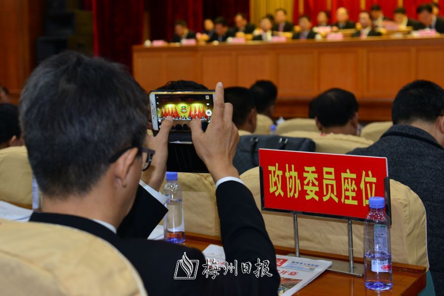 用手機記錄閉幕會