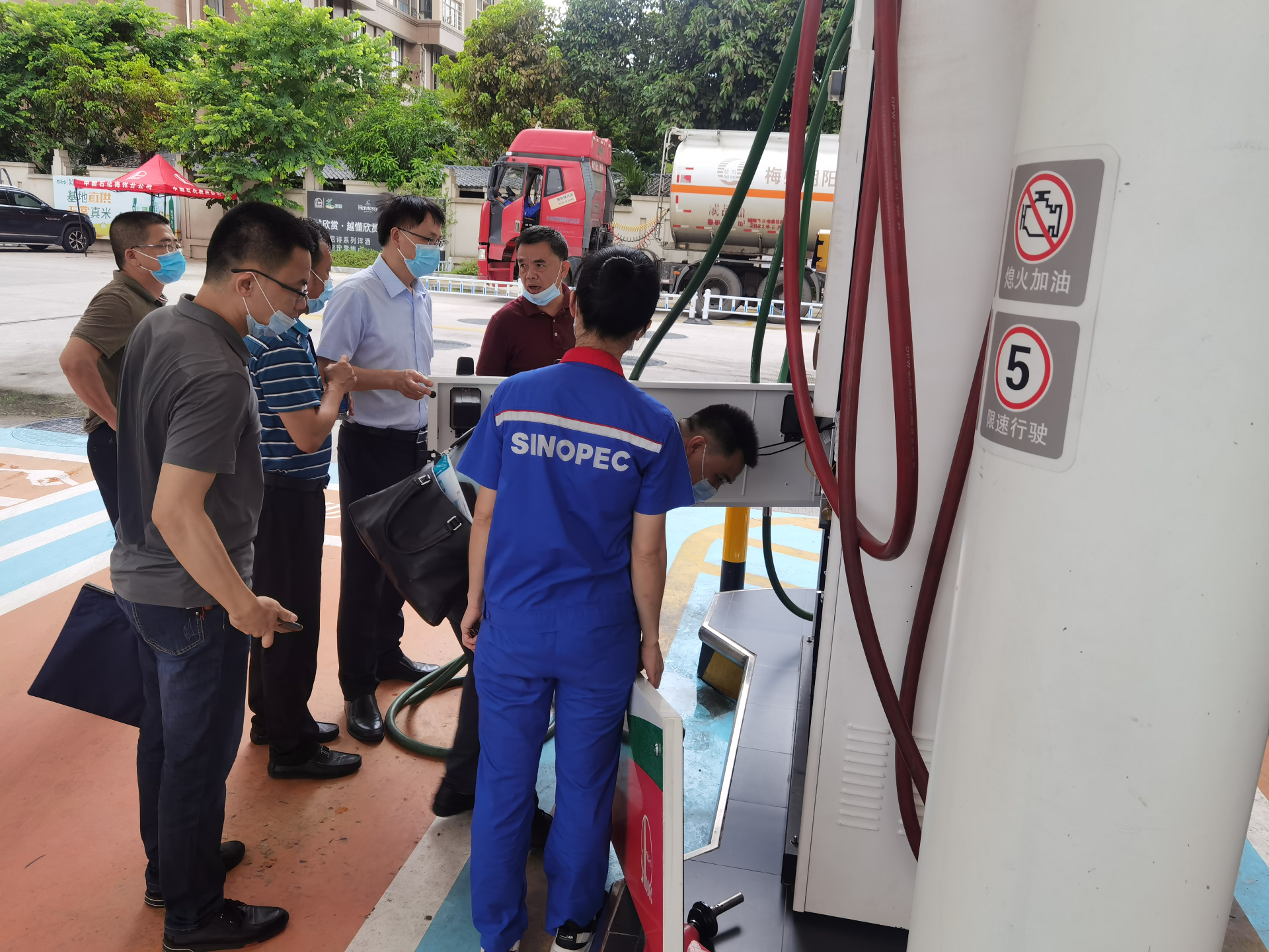 檢查組檢查中國石化銷售股份有限公司廣東梅州江南加油站.jpg