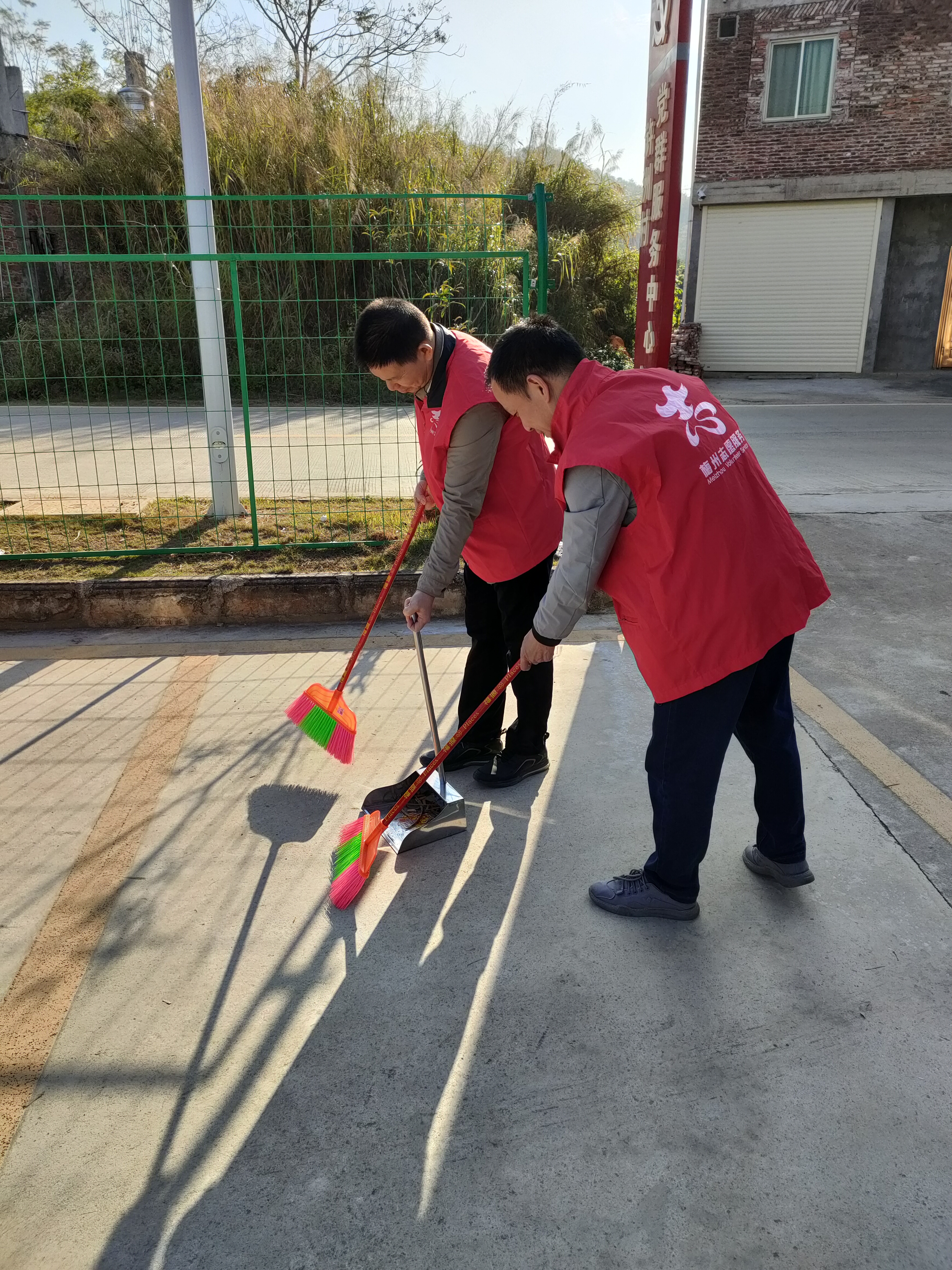 12月31日 梅州市發展和改革局開展“創建全國文明城市”“創建全國文明城市“兩美”全民誌願服務活動 (3).jpg