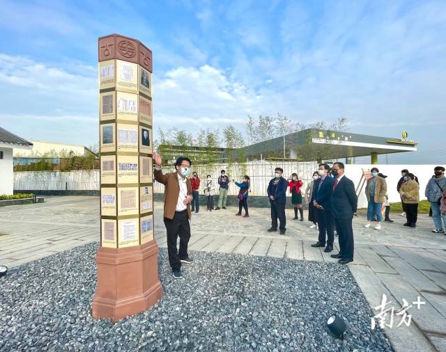 來自粵港澳的教育及旅遊研學專家和學生們走進熊銳故居，深入了解抗戰時期華南教育曆史。  南方+ 何苑妮 拍攝