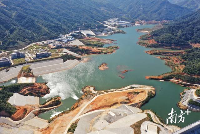 南方+ 何森垚 拍攝