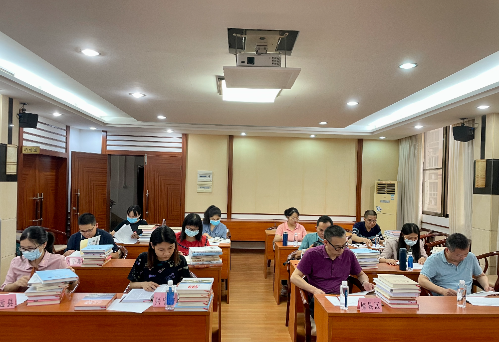 年鑒評審會現場圖2.jpg