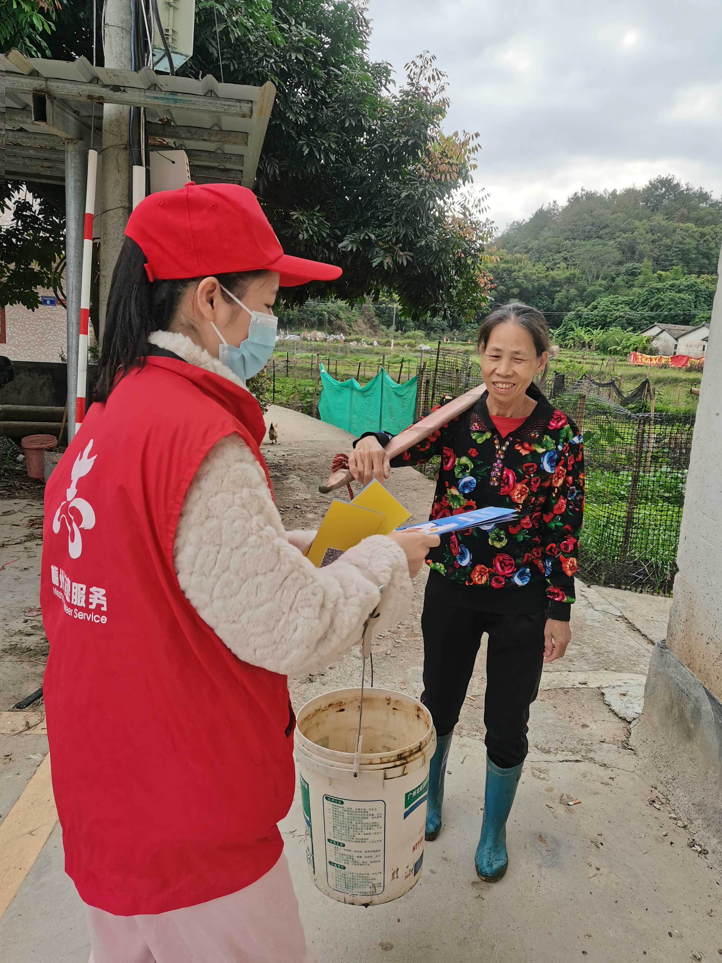 梅州市發展和改革局 12月9日  梅縣區程江鎮滸洲村 開展宣傳《廣東省社會信用條例》誌願者服務活動 (2).jpg