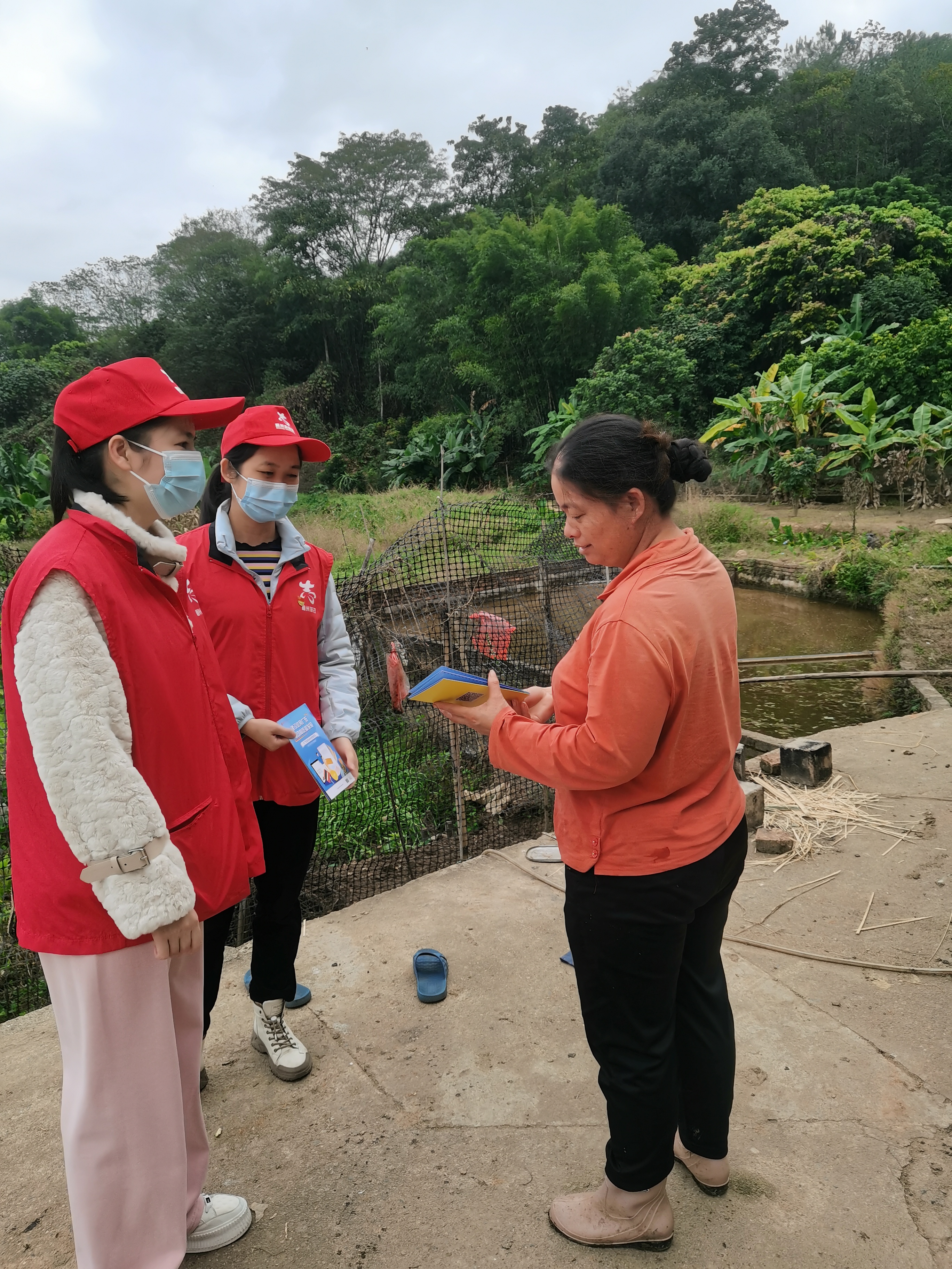 梅州市發展和改革局 12月9日  梅縣區程江鎮滸洲村 開展宣傳《廣東省社會信用條例》誌願者服務活動 (1).jpg
