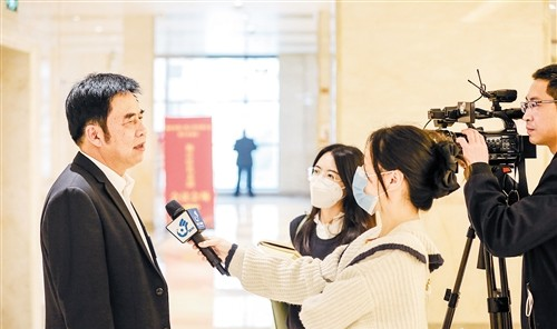 媒體記者采訪與會代表、委員