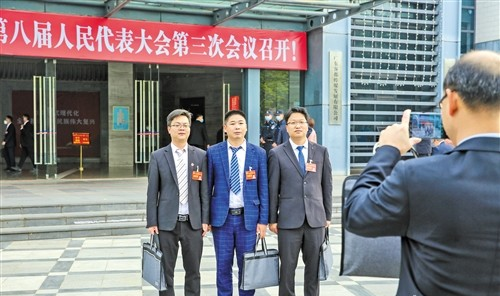 會議召開前，與會代表在門前合影留念