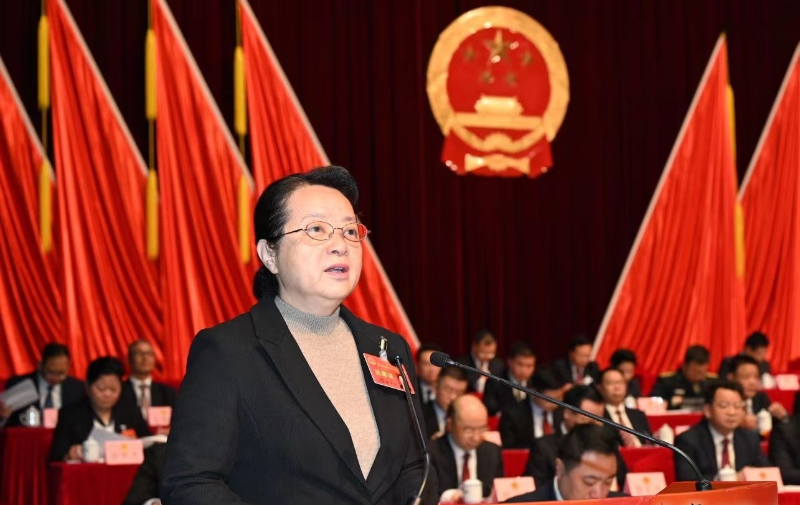 市人大常委會黨組副書記、副主任藍偉東作市人大常委會工作報告