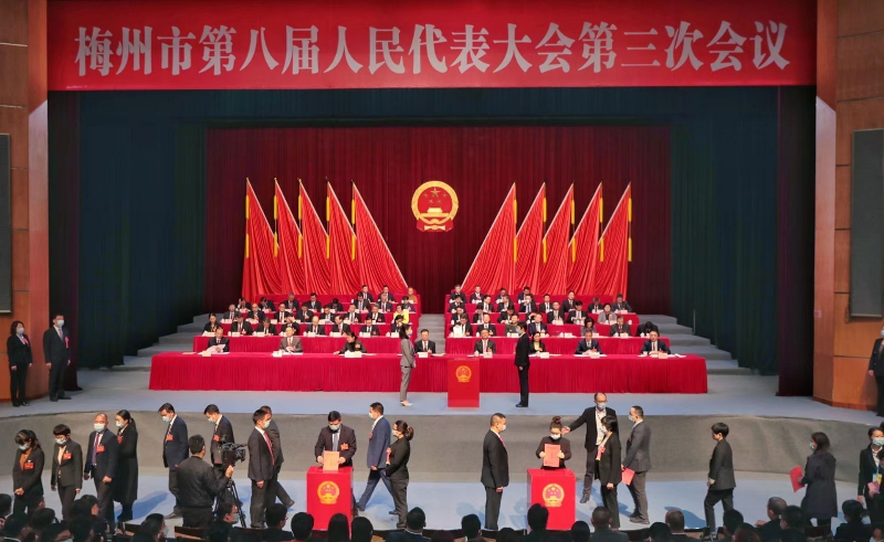 代表投票表決關於政府工作報告的決議和梅州市人民政府2023年十件民生實事項目