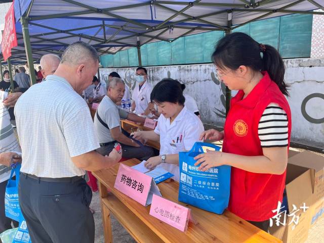 梅縣區退役軍人事務局定期聯合鄉鎮醫院開展義診。