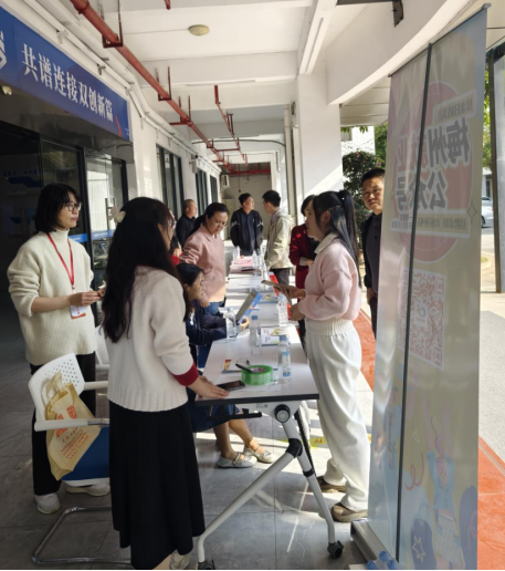 12.5 人社在行動，政策在身邊%U2014%U2014梅州市人社局開展人社政策宣傳活動437.png