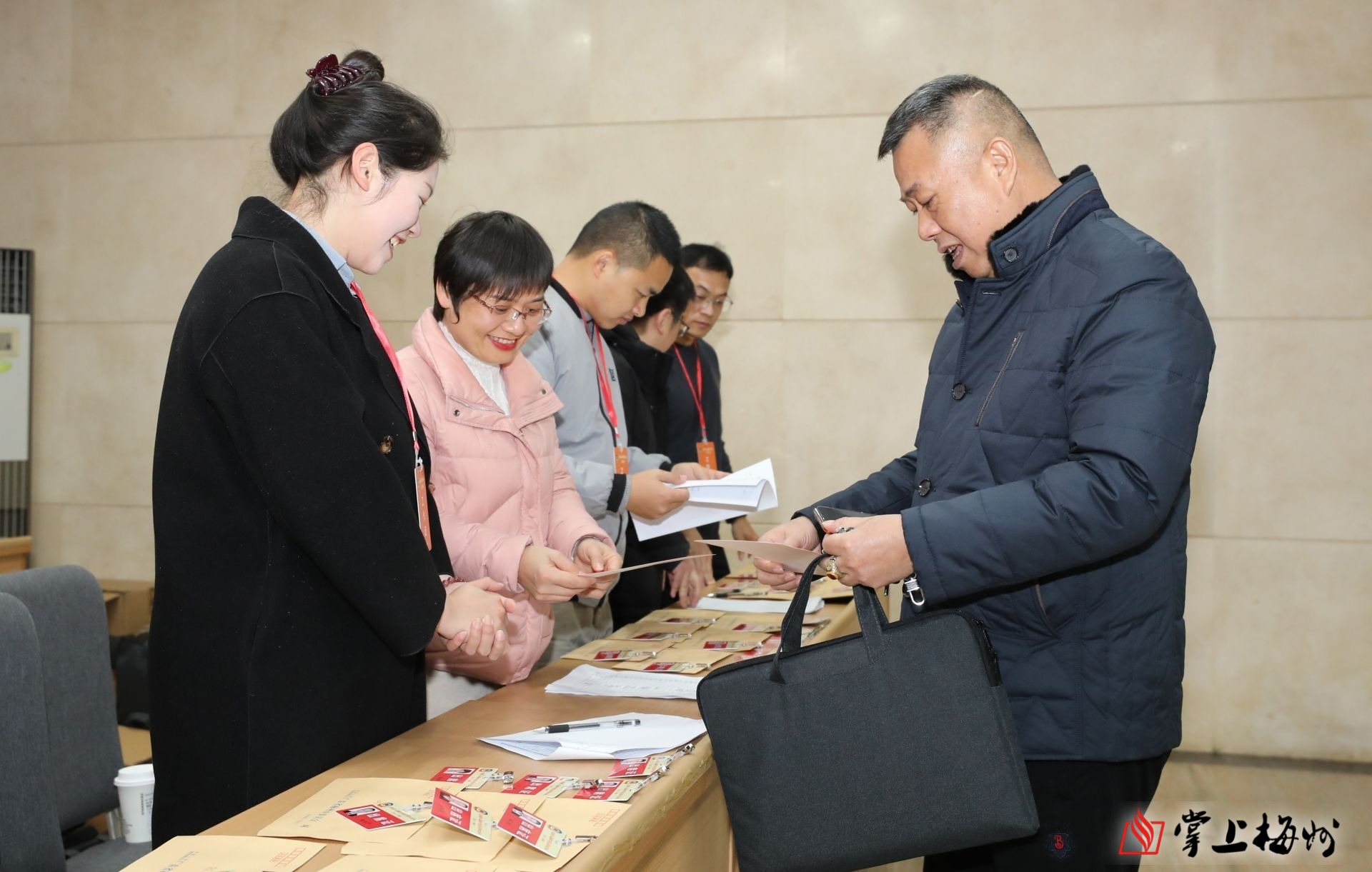 政協委員報到 梅州進入“兩會時間”