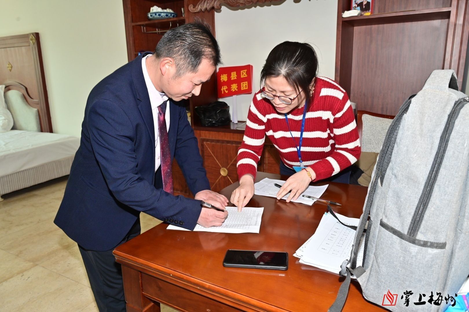 人大代表和列席人員昨報到