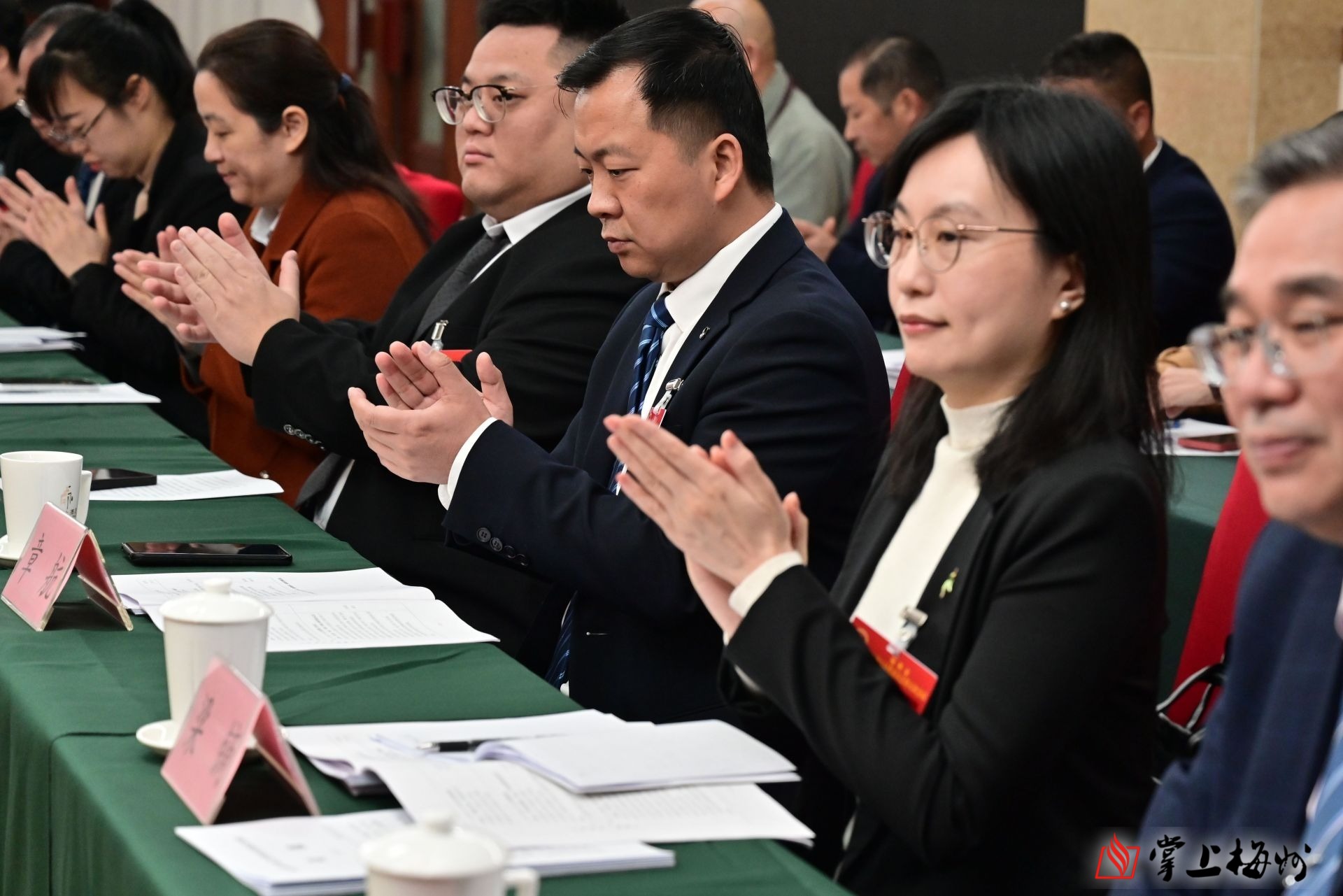 人大代表分組審議各項報告