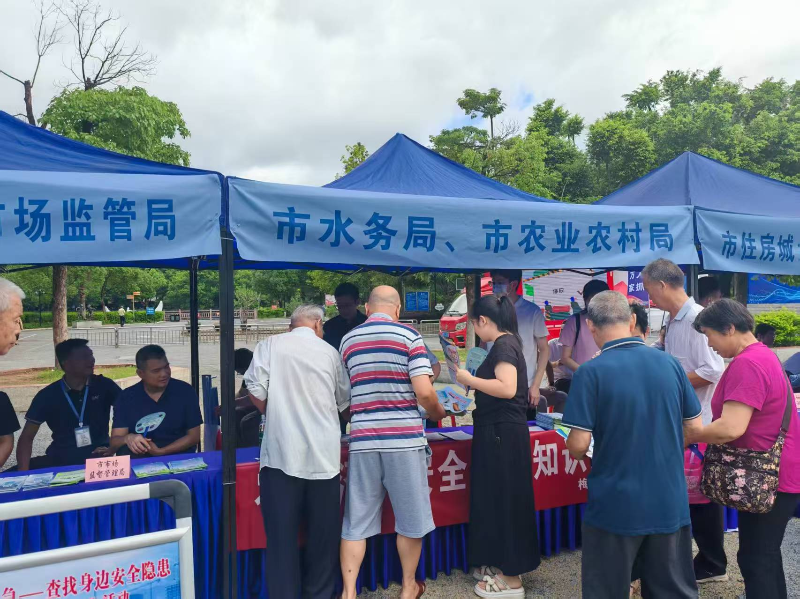 梅州市水務局開展2025年“安全生產月”谘詢暨《廣東省社會信用條例》宣傳活動1.png