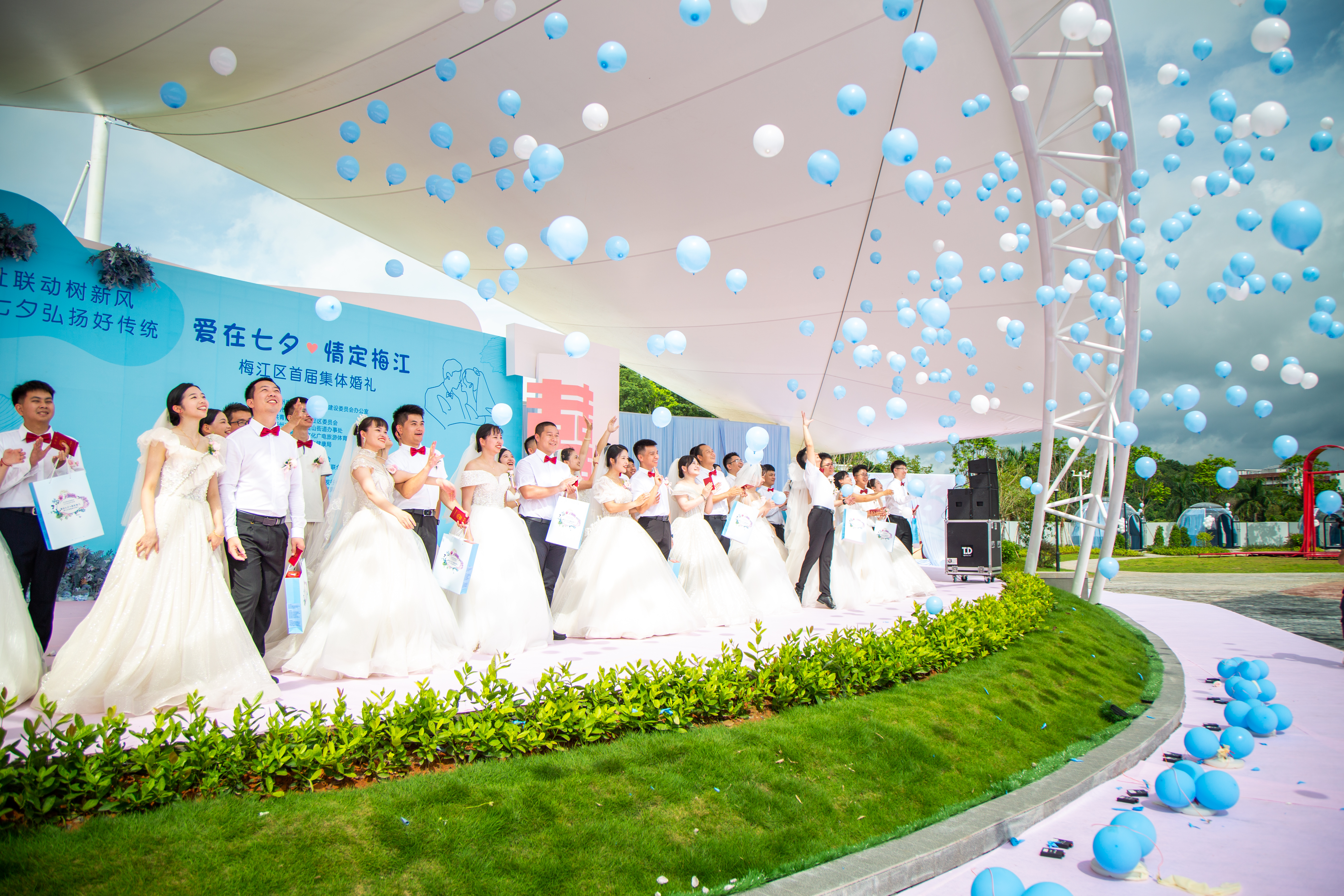 2023年8月22日上午，梅江區在青梅互聯網創業產業園舉辦“五社聯動樹新風，七夕弘揚好傳統——愛在七夕，情定梅江”首屆集體婚禮活動。.jpg