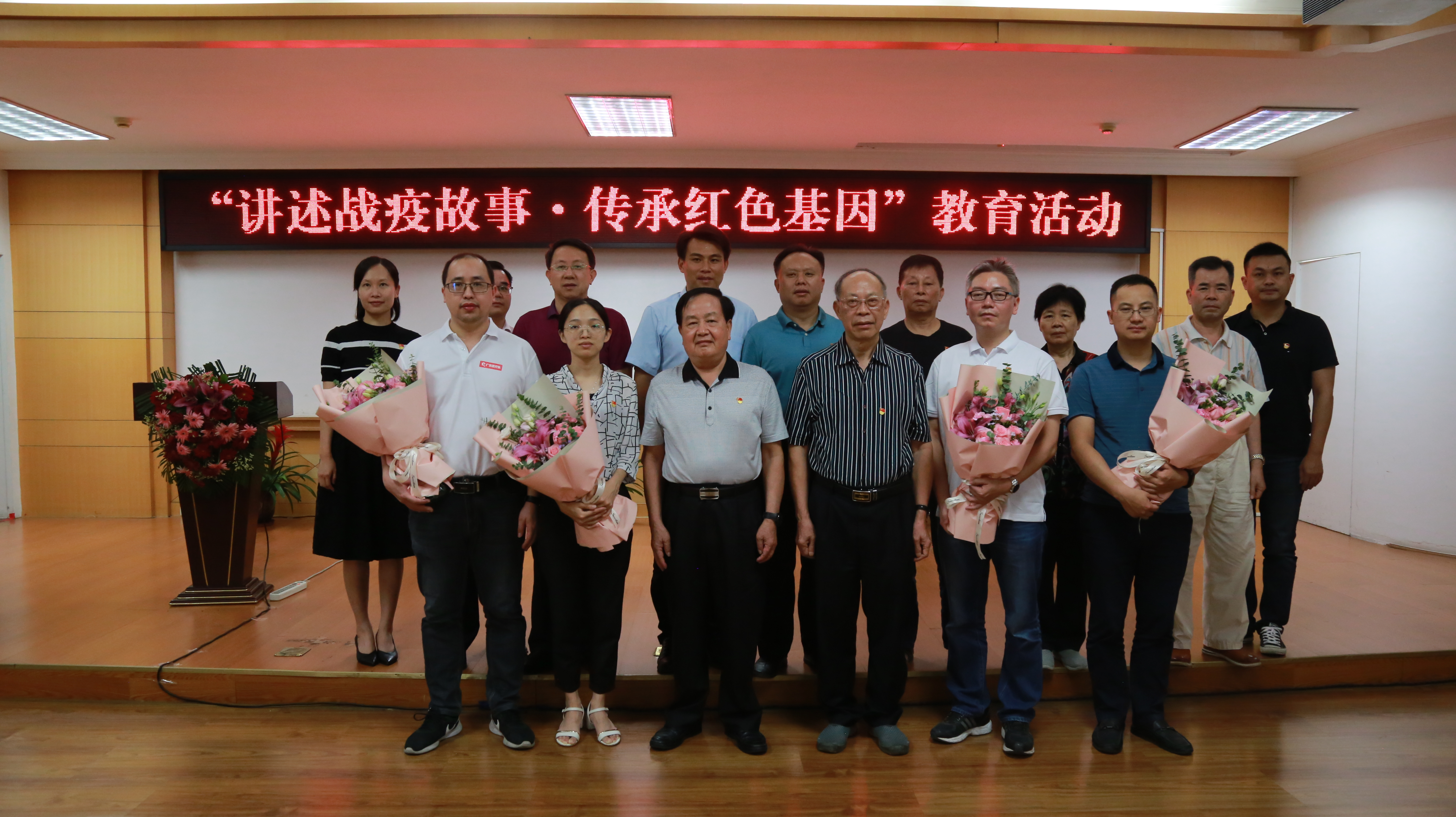 出席活動的有關領導與援鄂梅州醫療隊醫護人員合影