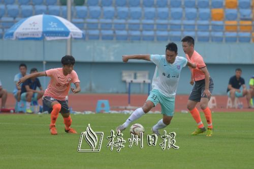 梅縣一達與梅江西陽球員在比賽中（張少邦　攝）