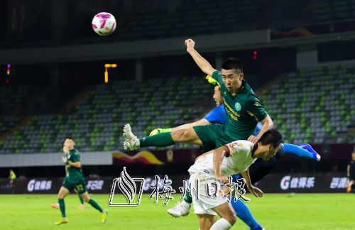 貴州恒豐浙江綠城雙方球員激烈拚搶。（林翔　攝）