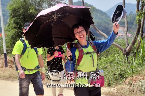 參加徒步活動的市民“全副武裝”向終點進發，一路歡聲笑語。
