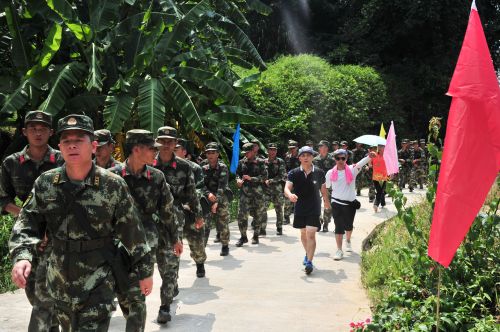 軍民同行，從青溪中站出發徒步行進10公裏。
