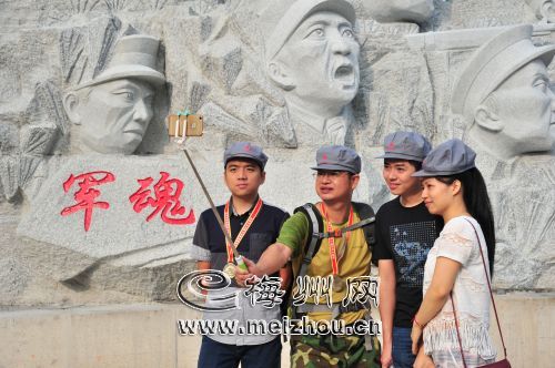 徒步愛好者在三河壩留影。