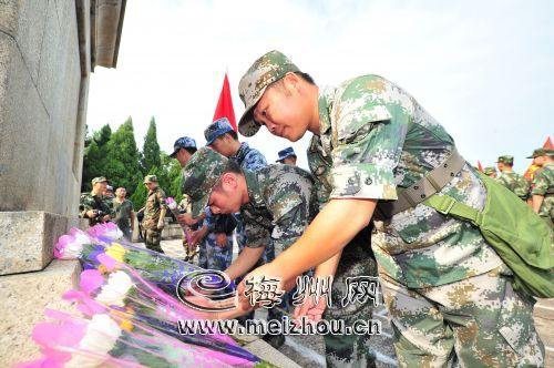 三河壩戰役紀念園，參加活動的部隊官兵向紀念碑獻花。
