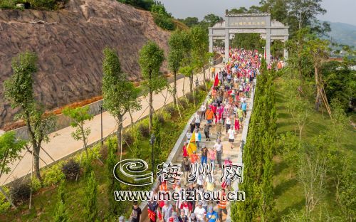 啟動儀式後，參加者們從大埔縣三河壩戰役紀念園出發前往青溪。