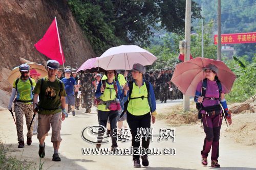 頂著烈日，沿汀江東岸113鄉道步行。
