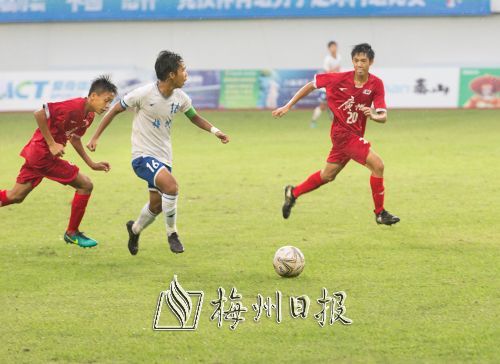 梅州隊員在比賽中帶球突破。（陳潮華 攝）