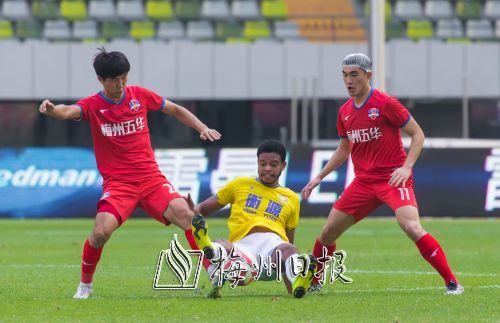 雙方球員在比賽中激烈拚搶。
（林翔攝）